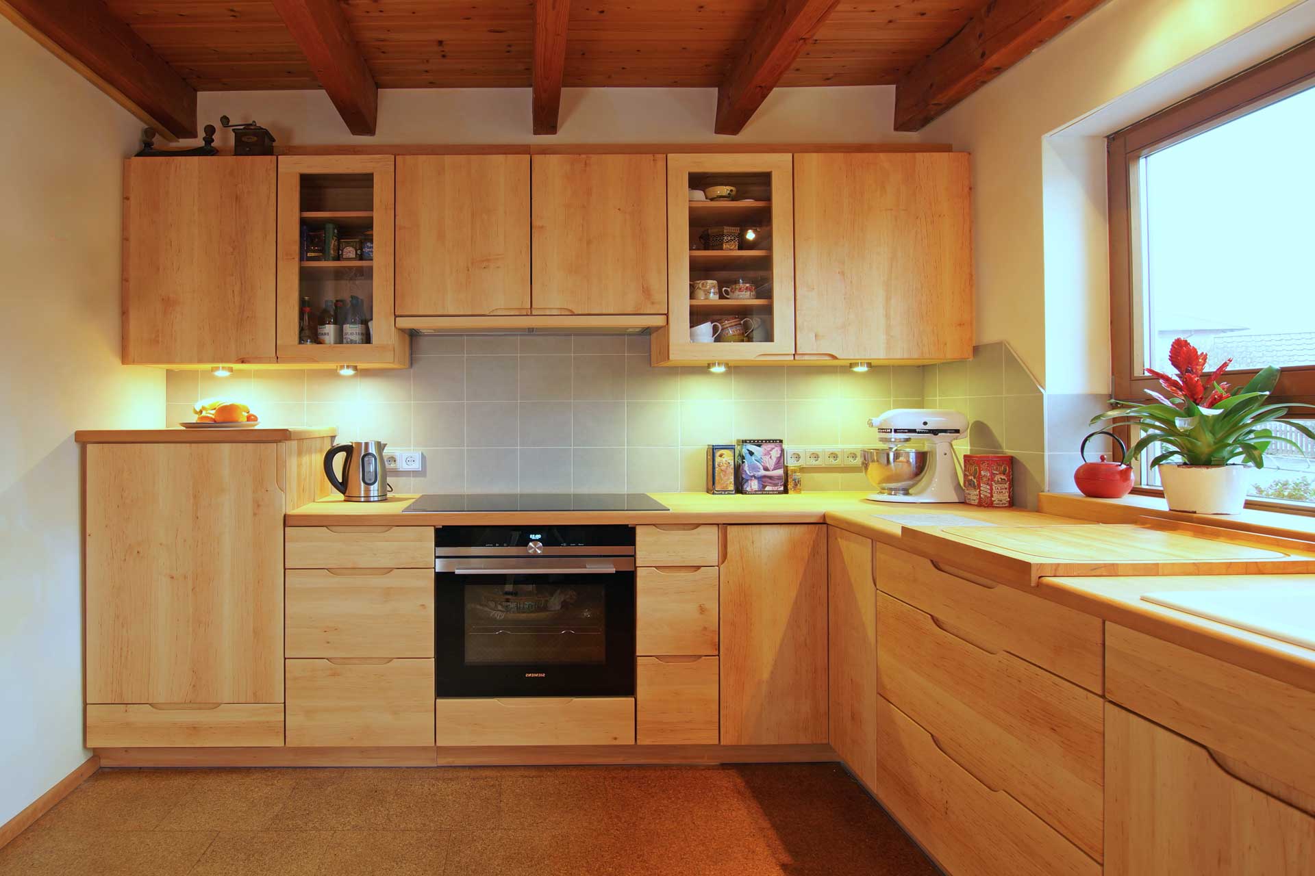 "Muebles de cocina personalizados Tarragona - Diseño completo a medida con isla central y península"