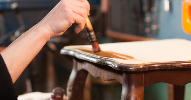 Restauración de mesa antigua en Tarragona – antes y después