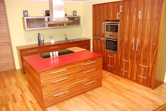 "Armarios de cocina a medida en Tarragona - Fabricación personalizada con aprovechamiento máximo del espacio"