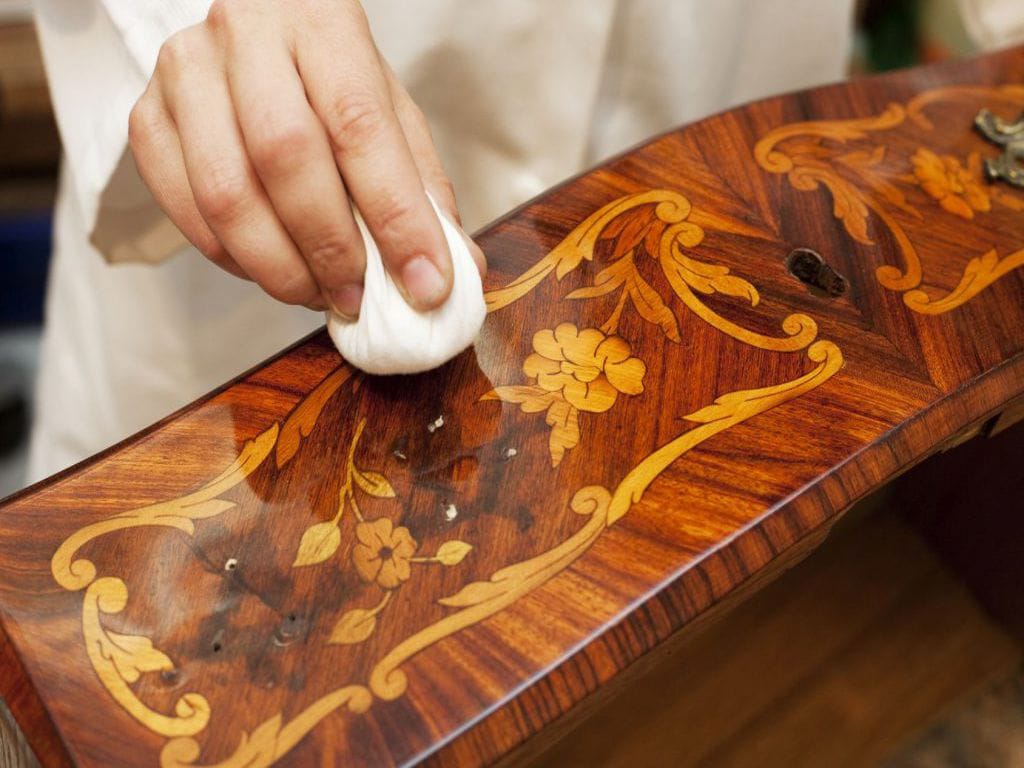 "Restauración de mesa antigua en Tarragona – antes y después"