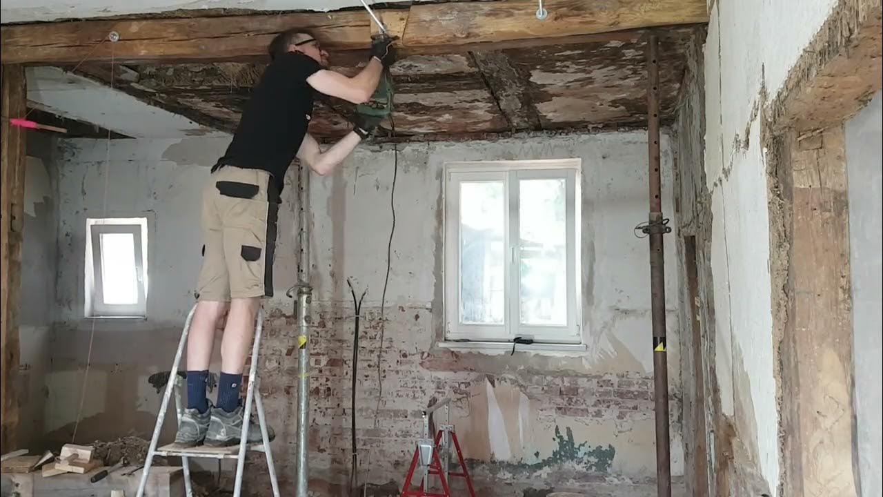 Albañil restaurando techo después cambio vigas estructurales Tarragona