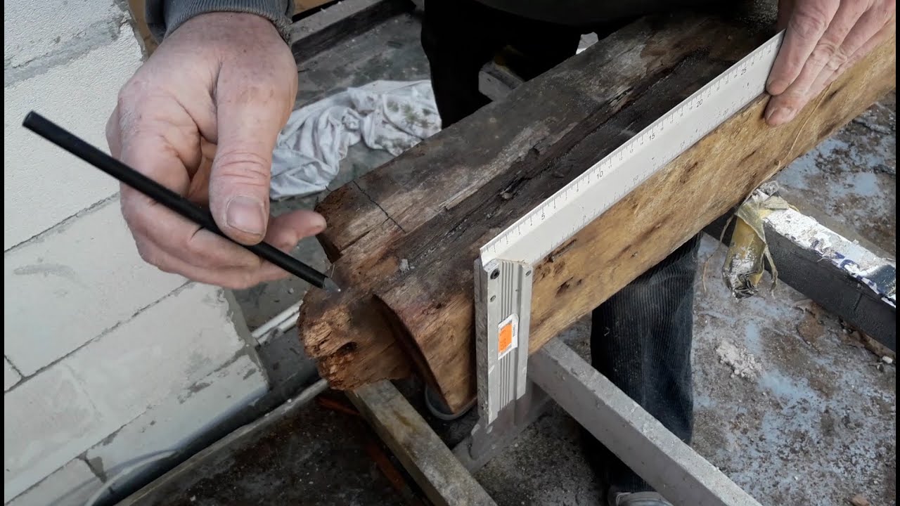 Carpintero trabajando en cambio de vigas estructurales en Tarragona