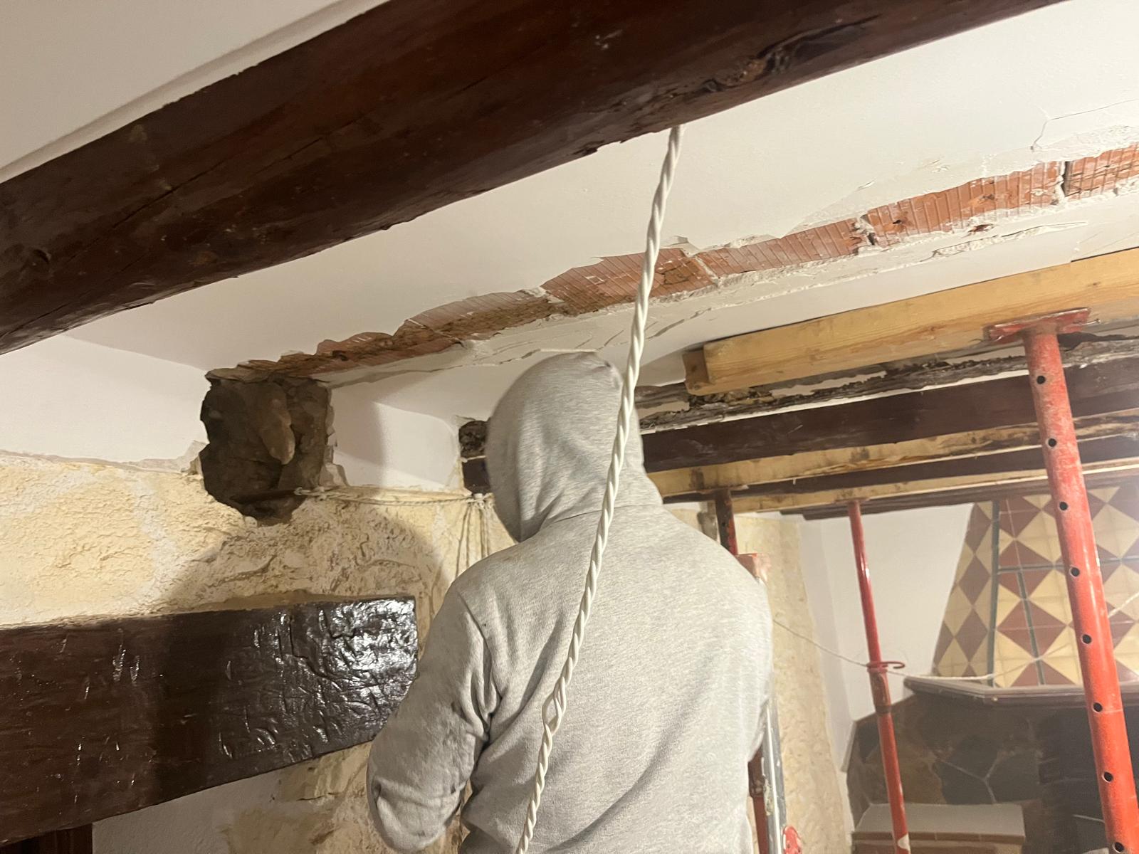 Puntales rojos de apuntalamiento