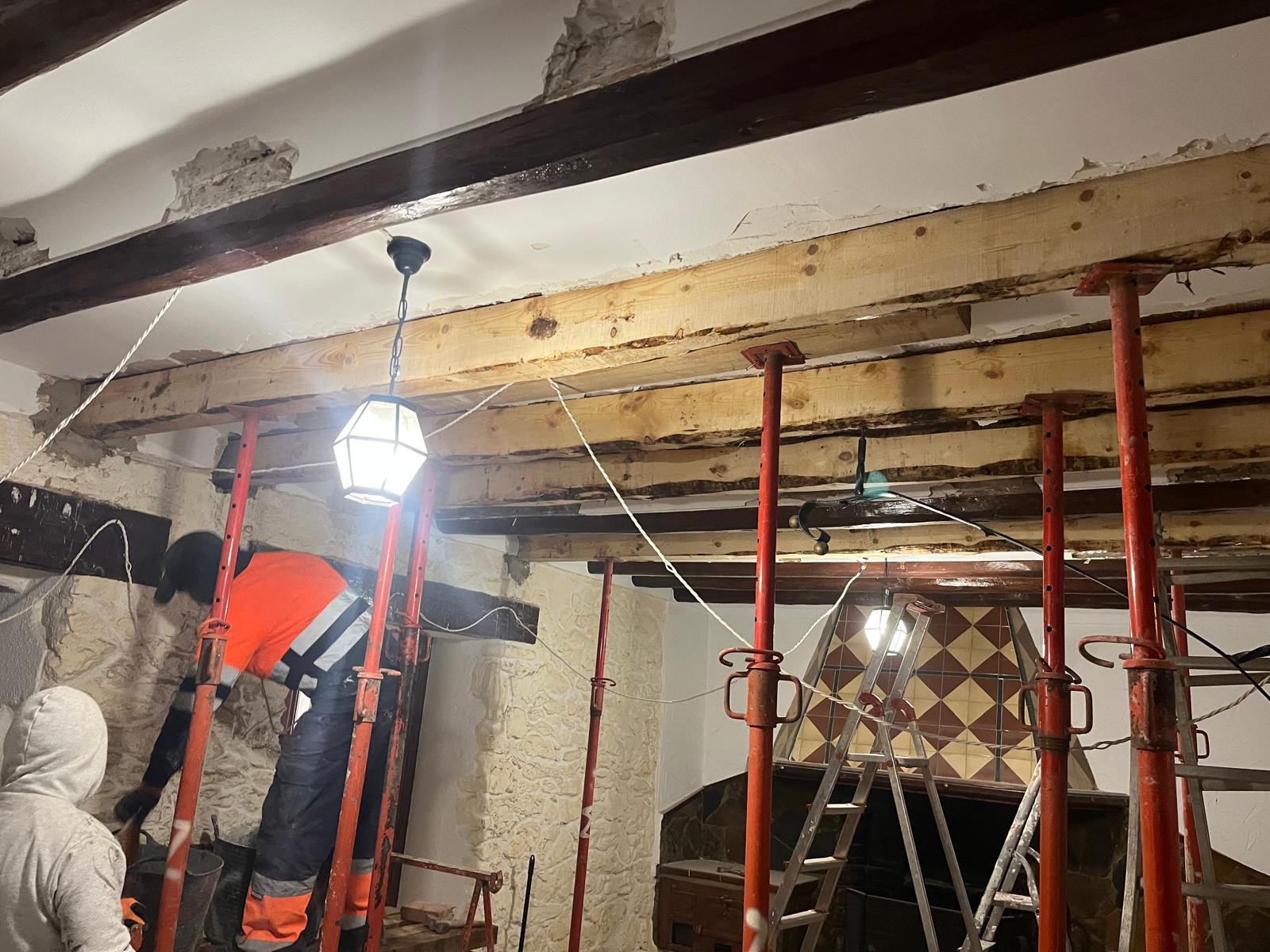 Instalación de puntales durante proceso