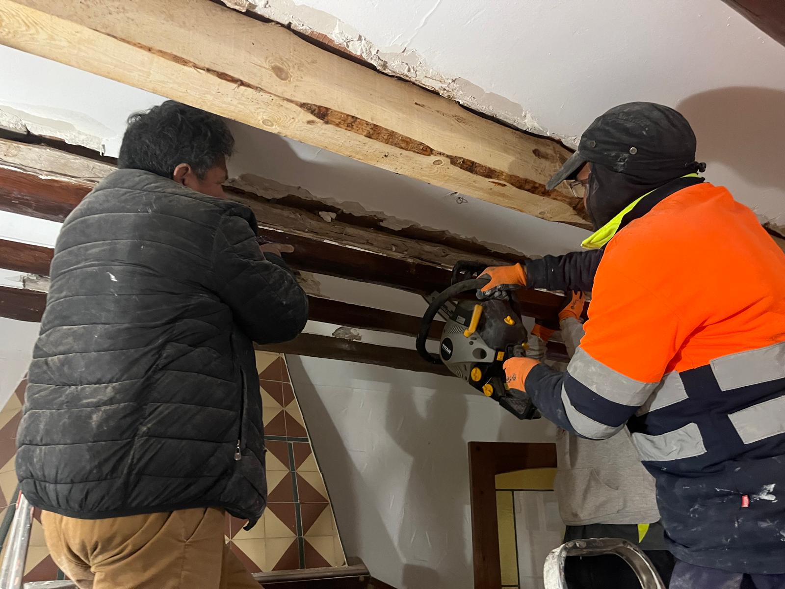 Trabajadores cortando viga