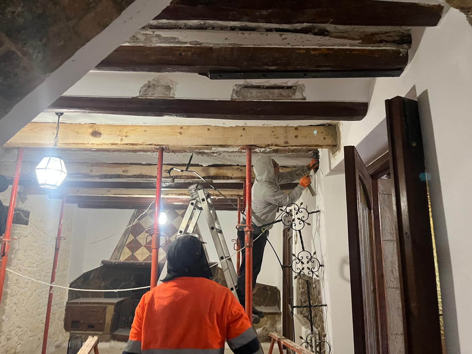 Trabajadores retirando viga dañada