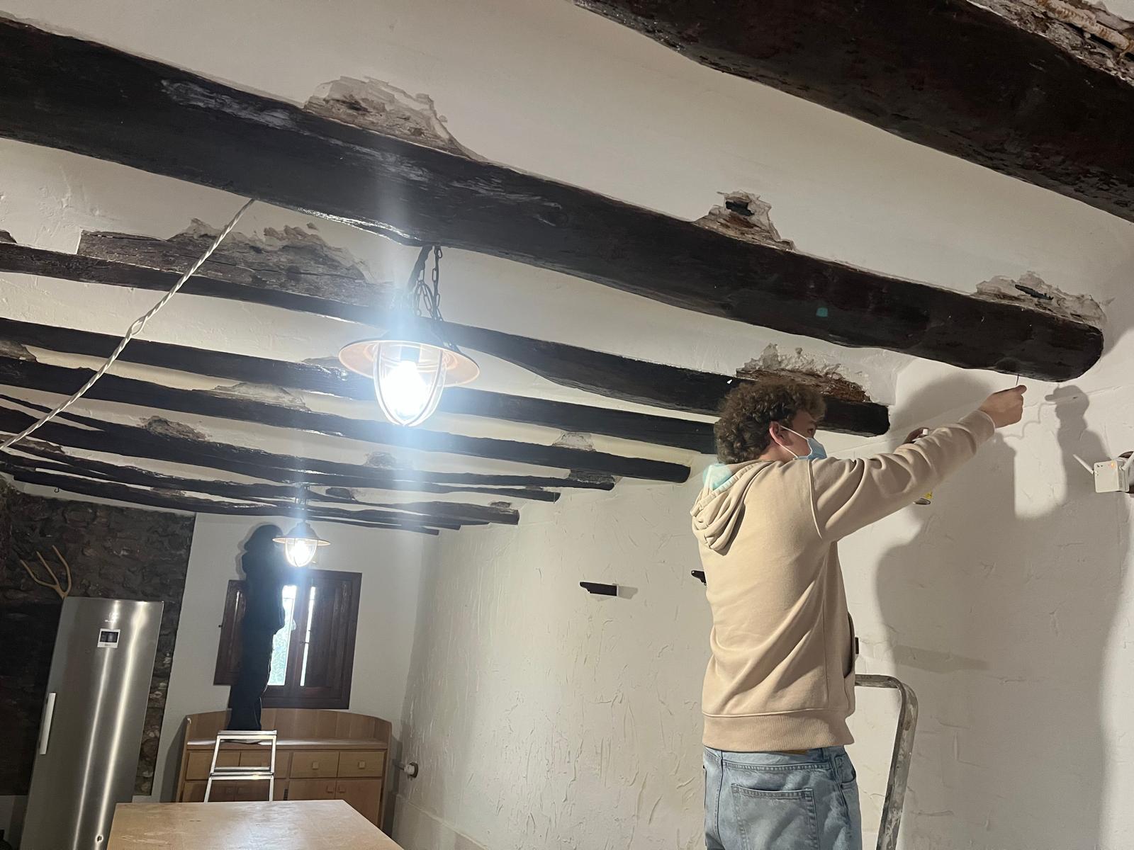 Trabajador aplicando producto certificado