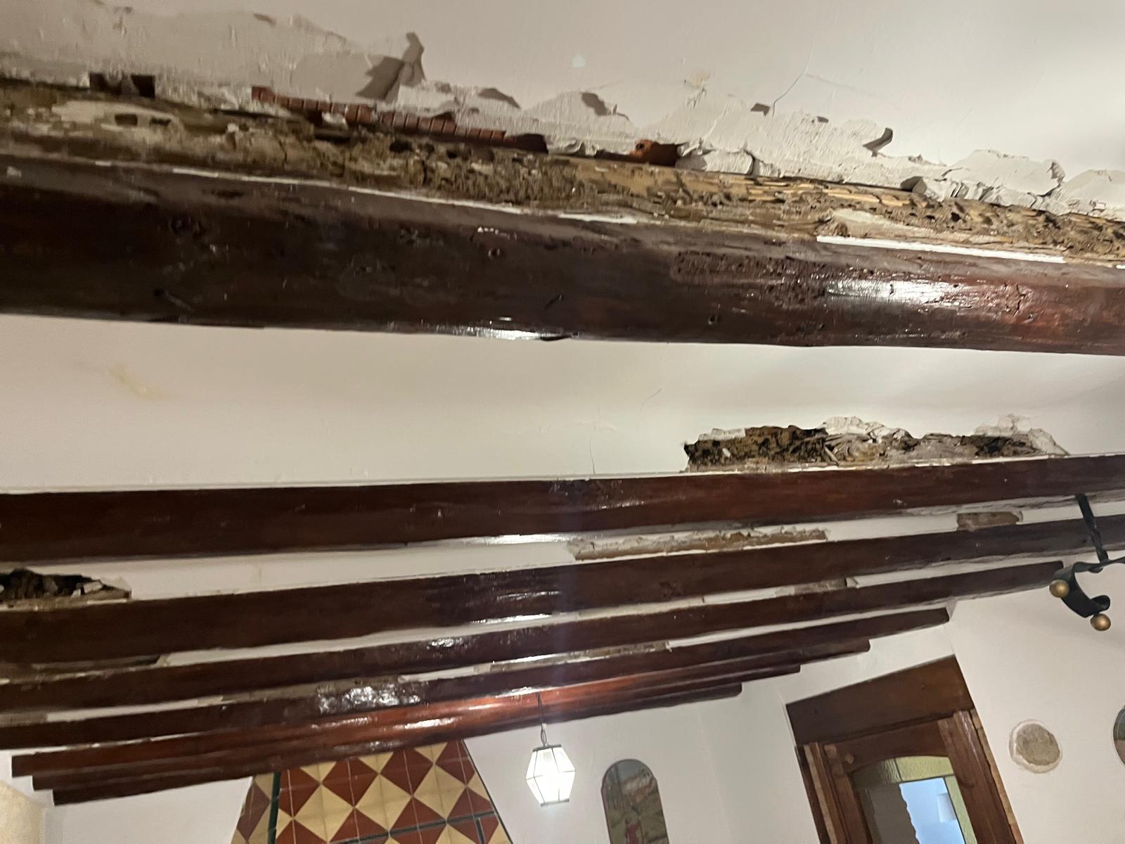 Deterioro estructural avanzado en viga