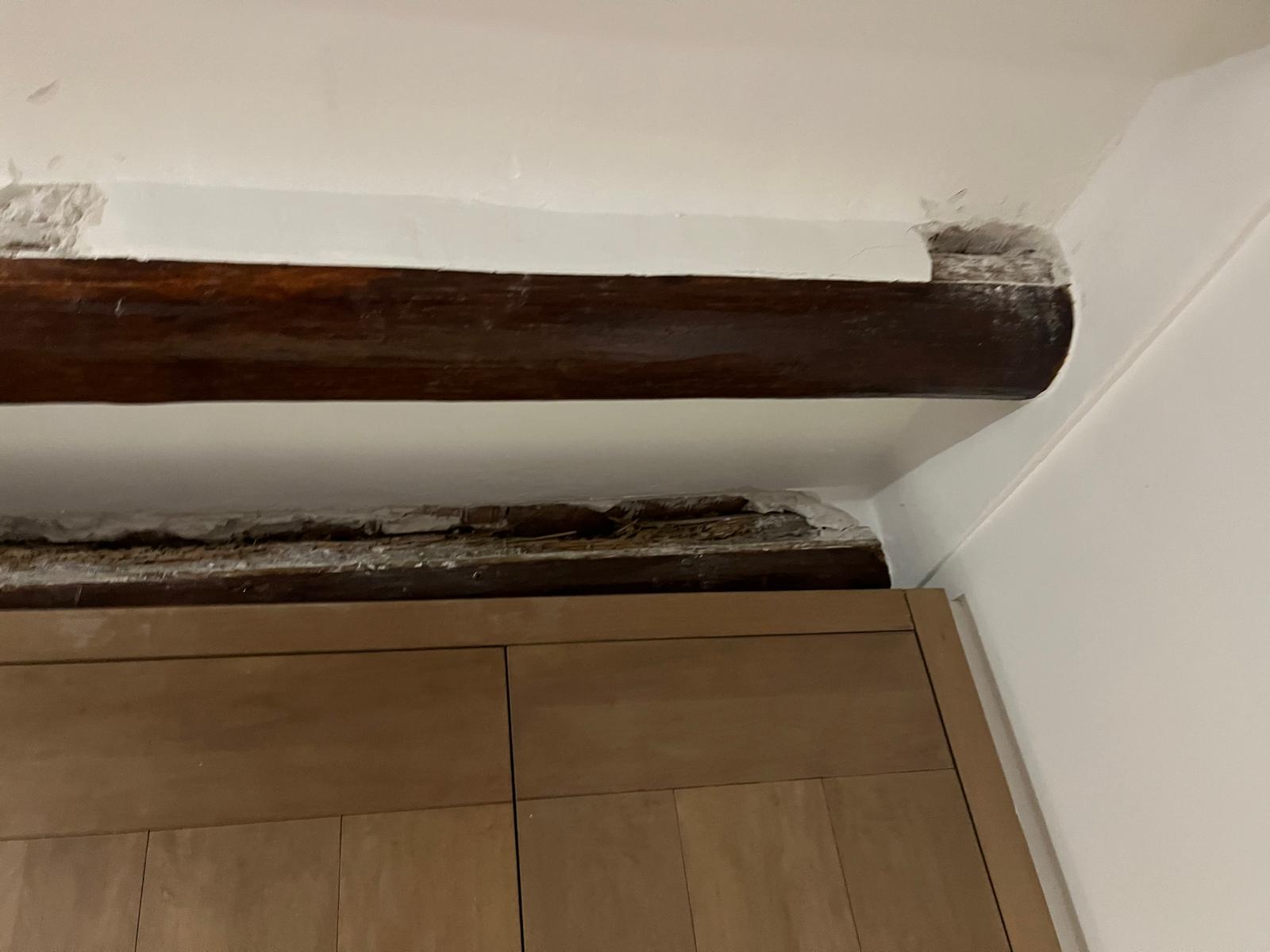 Daño por humedad en viga estructural