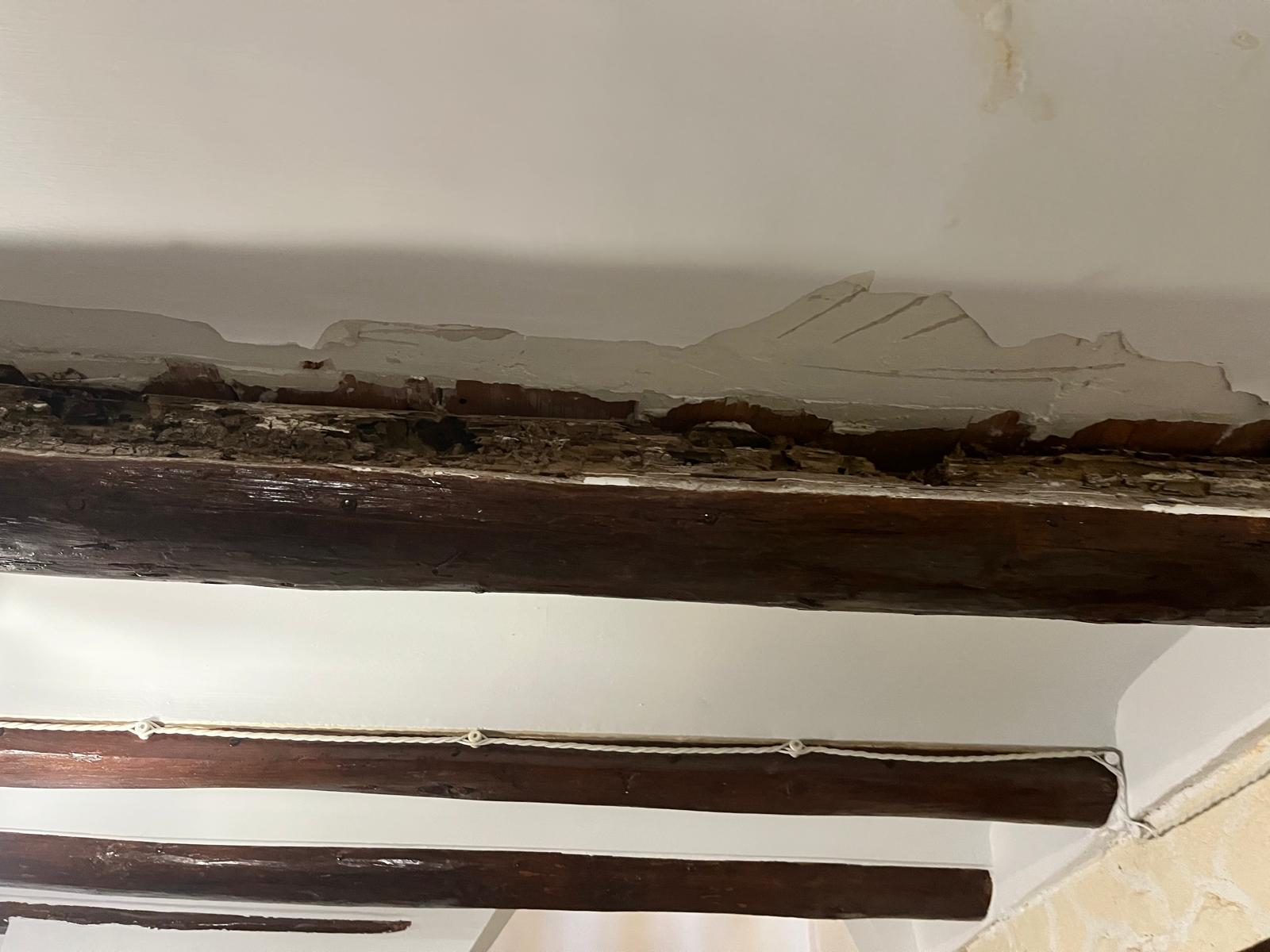 Yeso desprendido por daño en viga